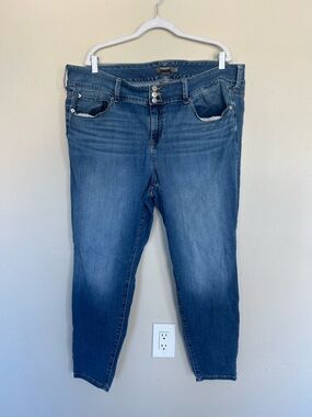 Torrid Plus 22R Sky High Skinny Jeans  Button Closure Pockets Tapered Legs (1576